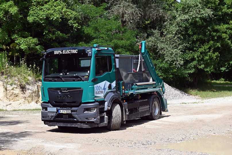 Der kompakte MAN eTGS als Absetzkipper wiegt mit leerer Mulde 14 t und hat dank 333-PS-E-Antrieb leichtes Spiel. | Foto: FH