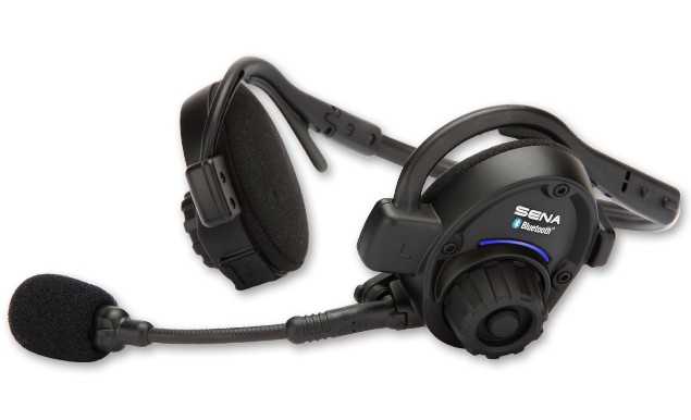 Das SPH10 sitzt direkt am Ohr und ermöglicht die Wahrnehmung der Umgebungsgeräusche am Arbeitsplatz. | Foto: Sena Industrial Das SPH10 sitzt direkt am Ohr und ermöglicht die Wahrnehmung der Umgebungsgeräusche am Arbeitsplatz. | Foto: Sena Industrial