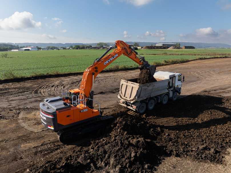 Der neue 32-Tonnen-Raupenbagger Develon DX300LC-9 im schweren Erdbau mit aktiven KI-Sicherheitssystemen. | Foto: Develon