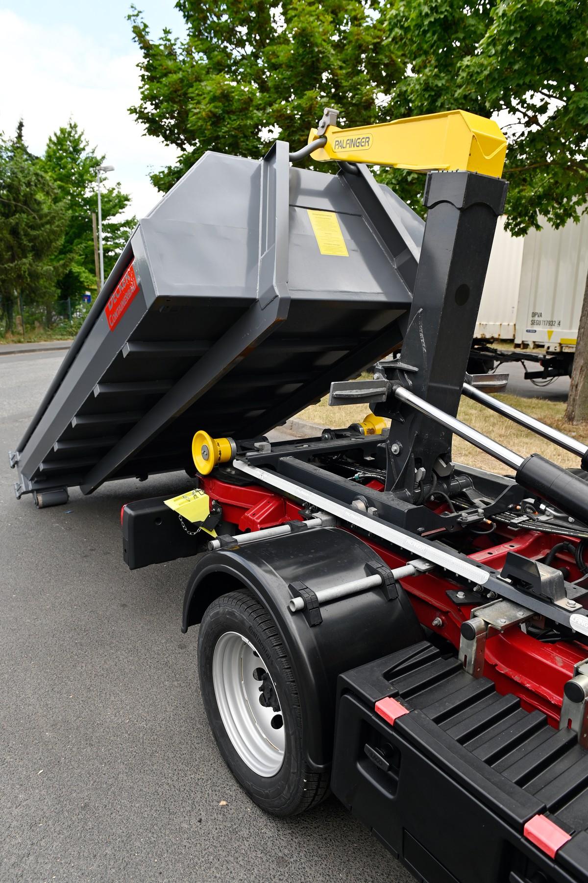 Das Palfinger Teleskop-Hakengerät des MAN TGE nimmt Container bis 3,90 m Länge auf. | Foto: QUATEX Das Palfinger Teleskop-Hakengerät des MAN TGE nimmt Container bis 3,90 m Länge auf. | Foto: QUATEX