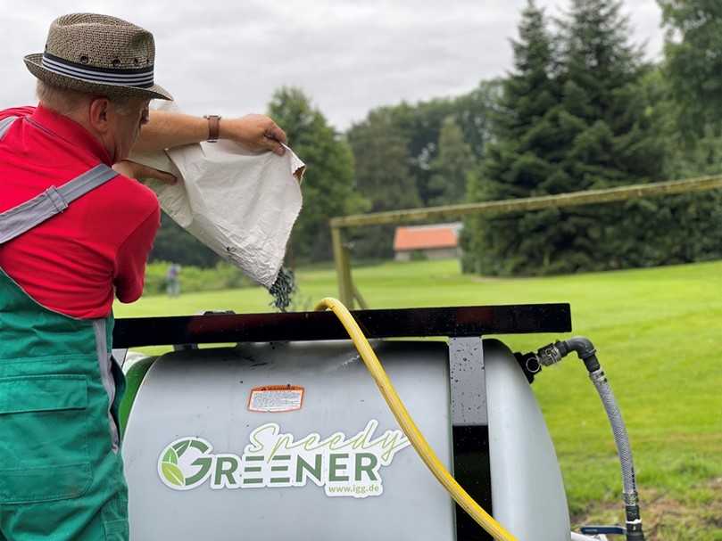 Der SpeedyGreener wird mit den für das Gerät speziell entwickelten SpeedyMulch Pellets befüllt. | Foto: IGG Der SpeedyGreener wird mit den für das Gerät speziell entwickelten SpeedyMulch Pellets befüllt. | Foto: IGG