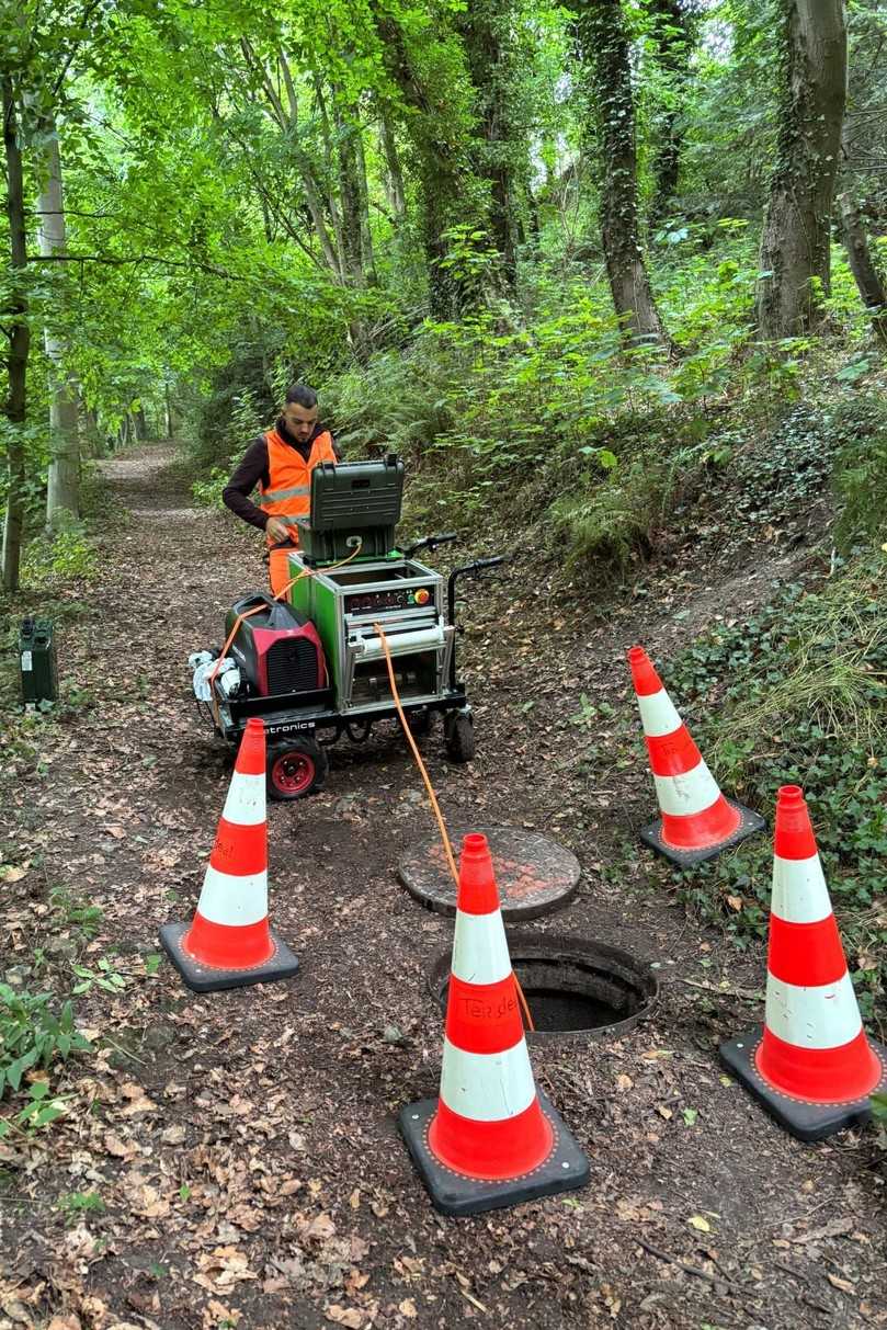 Kein Stromanschluss weit und breit – und dennoch einsatzbereit: der eCutter light auf einer Baustelle im Wald. | Foto: Terideal