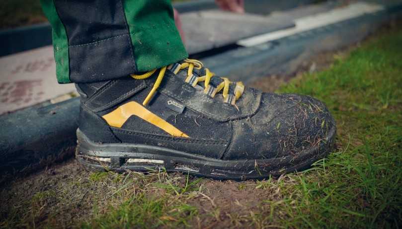 Einer seiner treuen Begleiter bei der Arbeit ist der Sicherheitsstiefel ‚Timothy XXT GTX Mid ESD S2 CI‘ von Elten | Foto: Foto: Elten