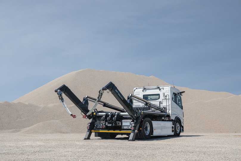 Der leichtere Absetzkipper Meiller Tectris AK14 wird auf zweiachsige Lkw aufgebaut und hebt bis zu 14 t Nennlast. | Foto: Meiller