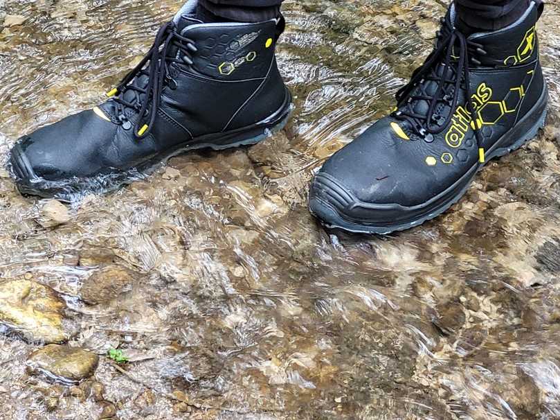 Das Schuhäußere trocknete nach der Nässe schnell wieder, was besonders bei wechselnden Wetterbedingungen ein großer Vorteil ist. | Foto: B_I MEDIEN/bb Das Schuhäußere trocknete nach der Nässe schnell wieder, was besonders bei wechselnden Wetterbedingungen ein großer Vorteil ist. | Foto: B_I MEDIEN/bb
