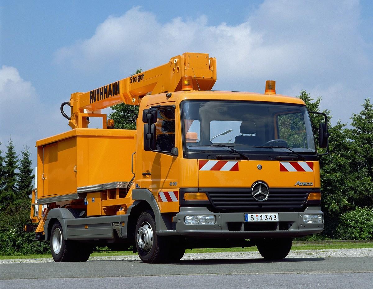 Der Mercedes Atego 815 als Service-Fahrzeug mit Ruthmann-Steiger kam 1999 in den Markt. | Foto: Daimler Truck AG