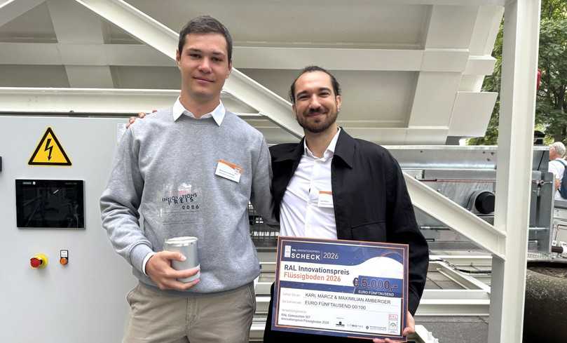 Eine Studienarbeit zur KI-gestützten Erstellung von FB-Rezepturen der Studenten Max Ammberger (l.) und Karl Märcz der OTH Regensburg wurde mit dem „RAL GZ 507 - Innovationspreis FB“ ausgezeichnet. | Foto: Andreas Bechert