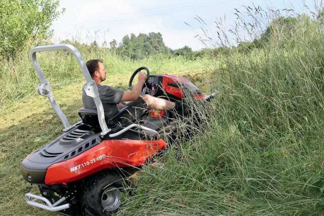 Selbst an der steilen Böschung nahe der Selingstädter Straße machte der HXT 110-23 4WD eine gute Figur. | Fotos: Bauer