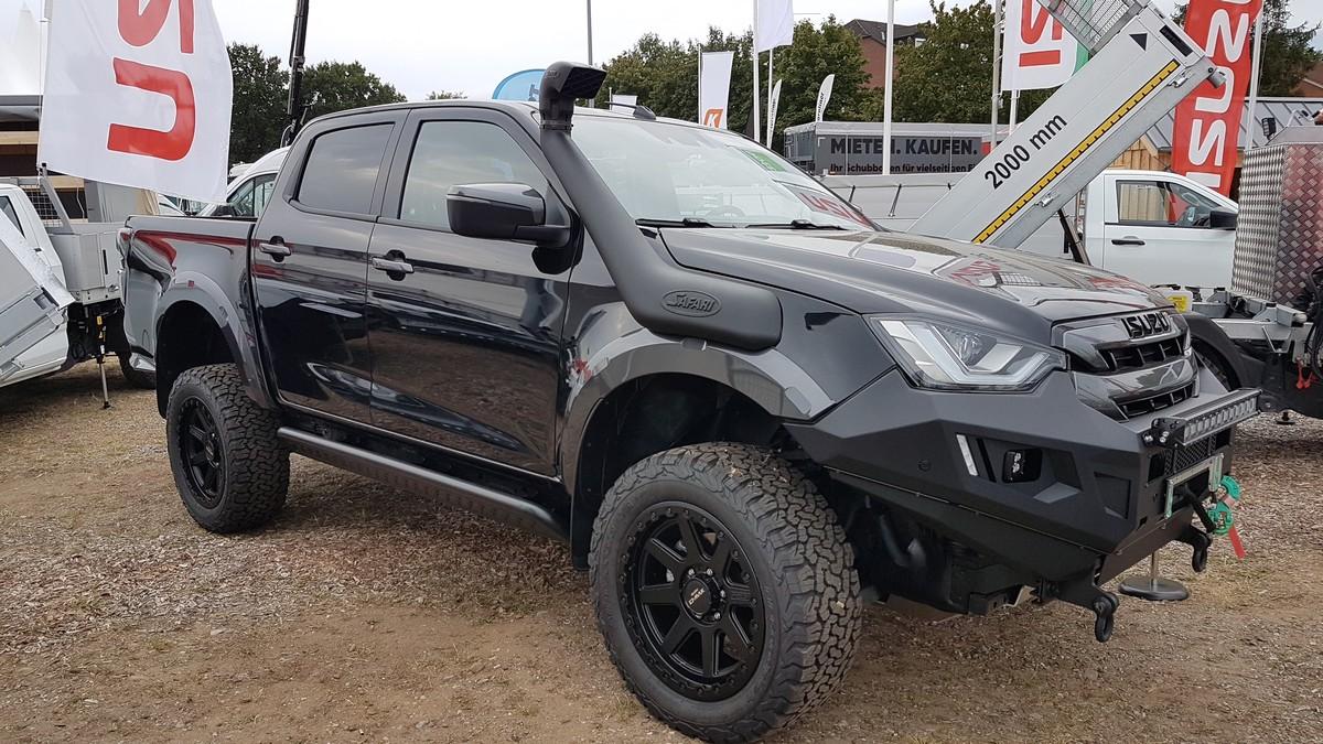 Isuzu D-Max DoubleCab V-Cross mit höhergelegter Karosserie, Nebelscheinwerfer, Seilwinde und Safari-Schnorkel bei Händler Gethöffer auf der Nordbau 2022 | Foto: bb