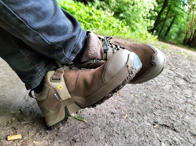 Die „Connexis Safety+ GTX LTR low“ sind trotz rundum-Sicherheit bequem und sogar recht leicht. | Foto: B_I/Stärck Die „Connexis Safety+ GTX LTR low“ sind trotz rundum-Sicherheit bequem und sogar recht leicht. | Foto: B_I/Stärck