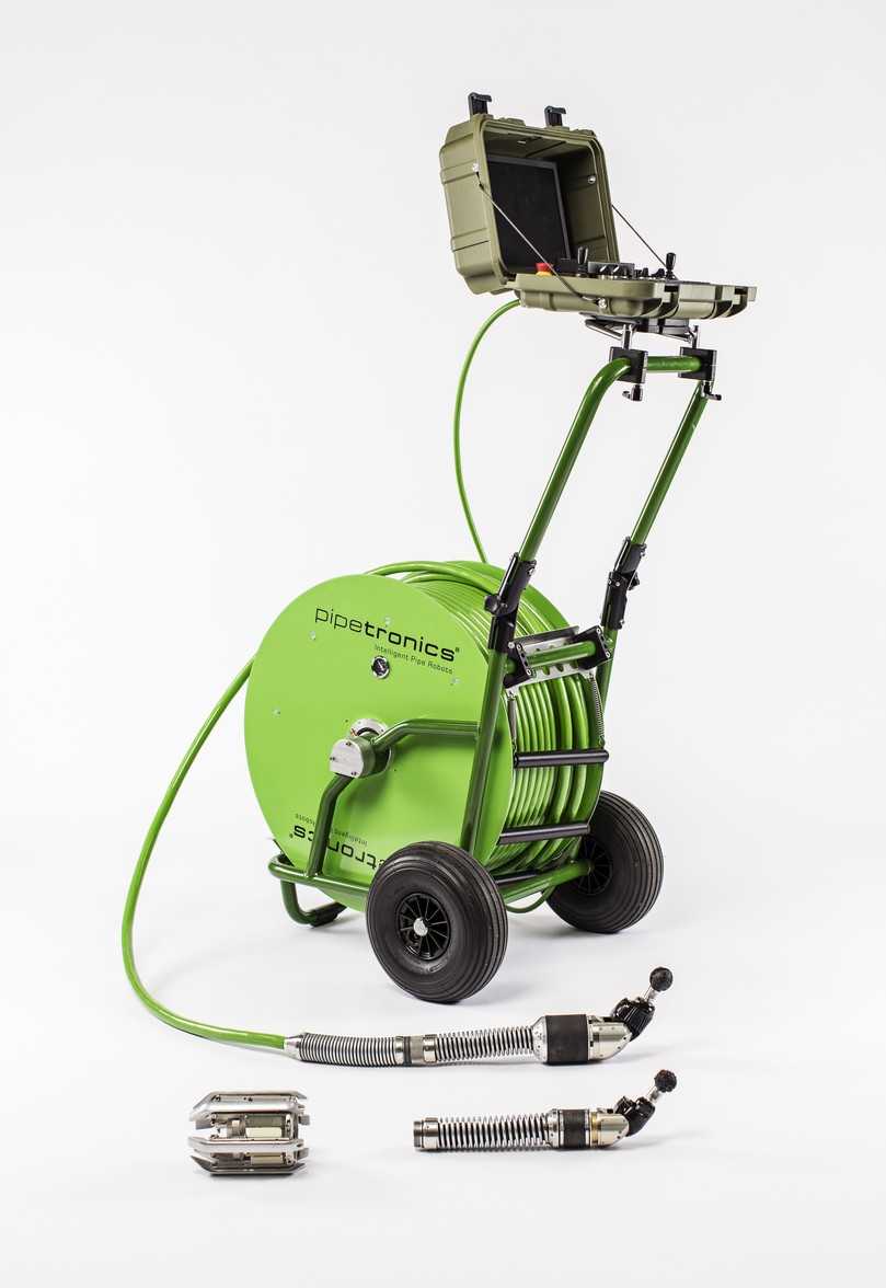 Das Robotersystem eCutter lateral: Roboterkopf 75 (rechts, fĂŒr DN 75-125), Roboterkopf 100 (Mitte, fĂŒr DN 100-200), Verspanneinheit (links, fĂŒr Erweiterungen bis DN 300), Kabeltrommel mit integriertem Schaltschrank und Bedienkoffer mit 12â-Live-Monitor. | Foto: Pipetronics Das Robotersystem eCutter lateral: Roboterkopf 75 (rechts, fĂŒr DN 75-125), Roboterkopf 100 (Mitte, fĂŒr DN 100-200), Verspanneinheit (links, fĂŒr Erweiterungen bis DN 300), Kabeltrommel mit integriertem Schaltschrank und Bedienkoffer mit 12â-Live-Monitor. | Foto: Pipetronics