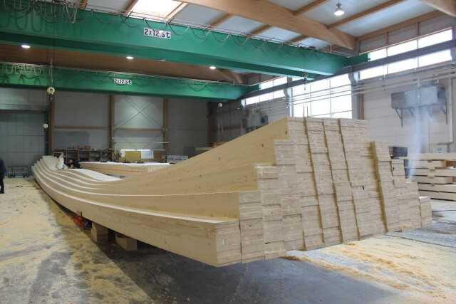 Teil der „Stuttgarter Holzbrücke“ sind die blockverklebten Brettschichtholzträger.