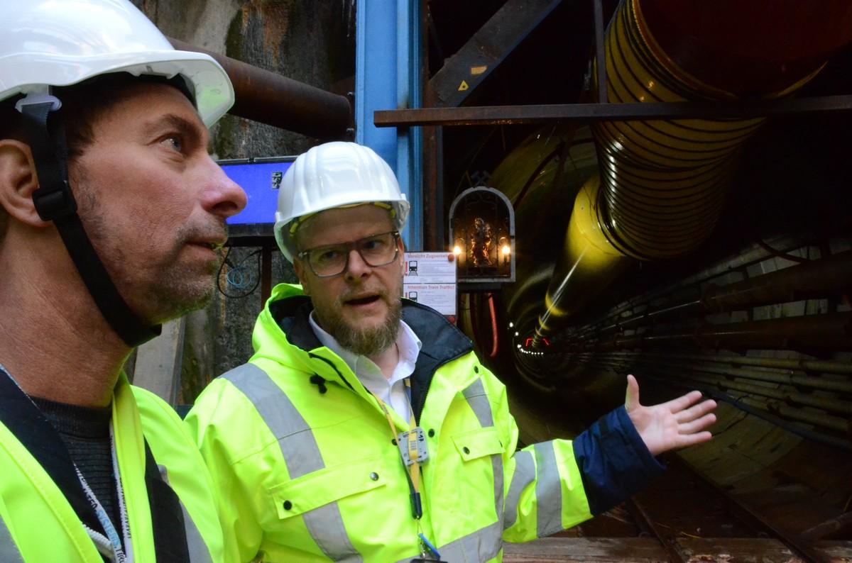 Porr-Bauleiter René Hallbauer (rechts) mit B_I Medien-Redakteur Boris Validx im Startschacht am Eingang zum ElbX-Tunnel. | Foto: B_I/Saric