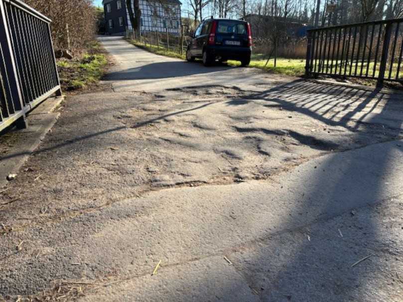 Typisches Schadensbild: Die Fußgängerbrücke am Obstwanderweg in Leverkusen musste saniert werden. | Foto: Resinnovation GmbH