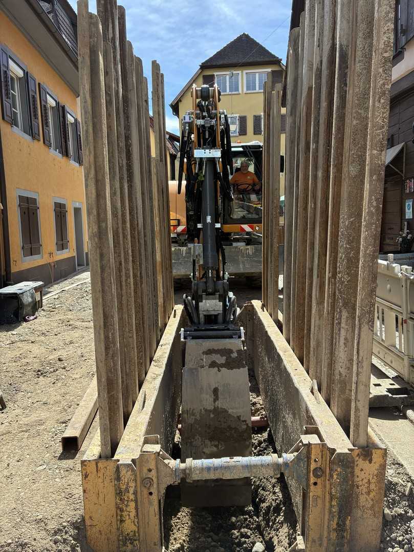 Im Herbst 2026 haben die Sanierungsarbeiten in der Adlergasse in der Stadt Staufen im Breisgau begonnen, ausgeführt vom Tiefbauunternehmen Oskar Vogel Straßenbau. | Foto: Oskar Vogel Straßenbau Im Herbst 2026 haben die Sanierungsarbeiten in der Adlergasse in der Stadt Staufen im Breisgau begonnen, ausgeführt vom Tiefbauunternehmen Oskar Vogel Straßenbau. | Foto: Oskar Vogel Straßenbau