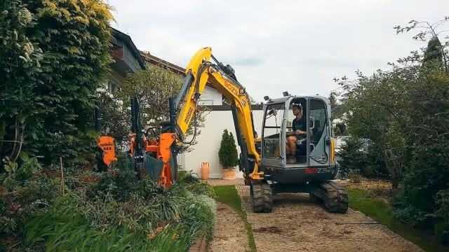 Mit den kleineren Rundspaten am 9-t-Raupenbagger können Bäume bis zu  einem Stammumfang von 45 cm auch in Privatgärten geländeschonend  verpflanzt werden. | Foto: Opitz