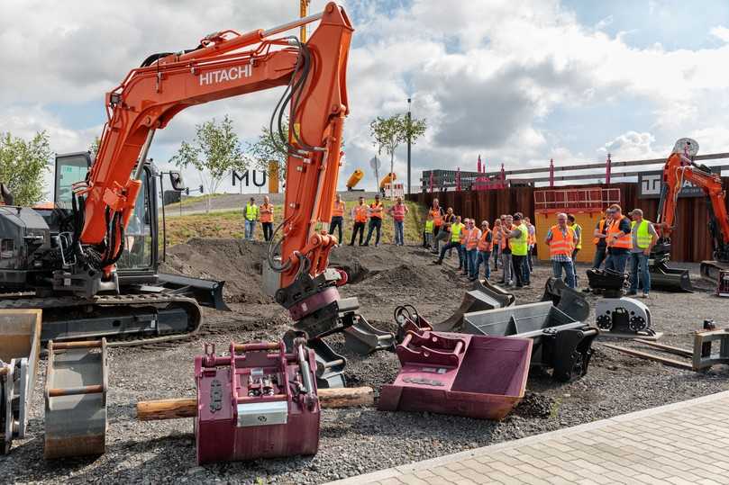 Auf der Demobaustelle Kanalbau erlebt das Team von Richard Schulz Tiefbau, wie sie ihren eigenen Prozess noch weiter optimieren können. | Foto: Coreum Auf der Demobaustelle Kanalbau erlebt das Team von Richard Schulz Tiefbau, wie sie ihren eigenen Prozess noch weiter optimieren können. | Foto: Coreum