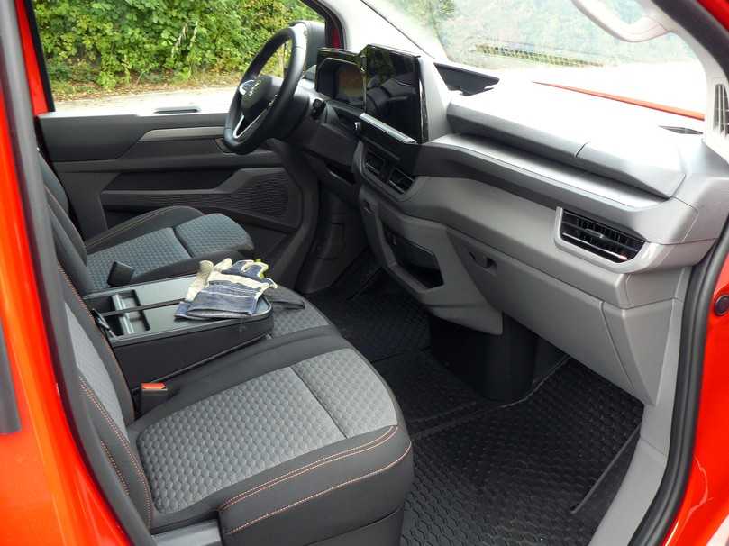 Komfortables Cockpit: drei Plätze vorn, prächtiger Fahrersitz. | Foto: Randolf Unruh