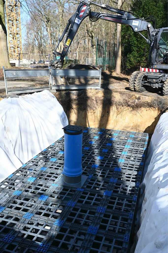 Der Einbau eines Inspektionsblocks macht die Rigole für Wartungsarbeiten, Spülungen oder Kamerabefahrungen zugänglich und kann auch zur Entlüftung verwendet werden. | Foto: Funke Kunststoffe GmbH Der Einbau eines Inspektionsblocks macht die Rigole für Wartungsarbeiten, Spülungen oder Kamerabefahrungen zugänglich und kann auch zur Entlüftung verwendet werden. | Foto: Funke Kunststoffe GmbH