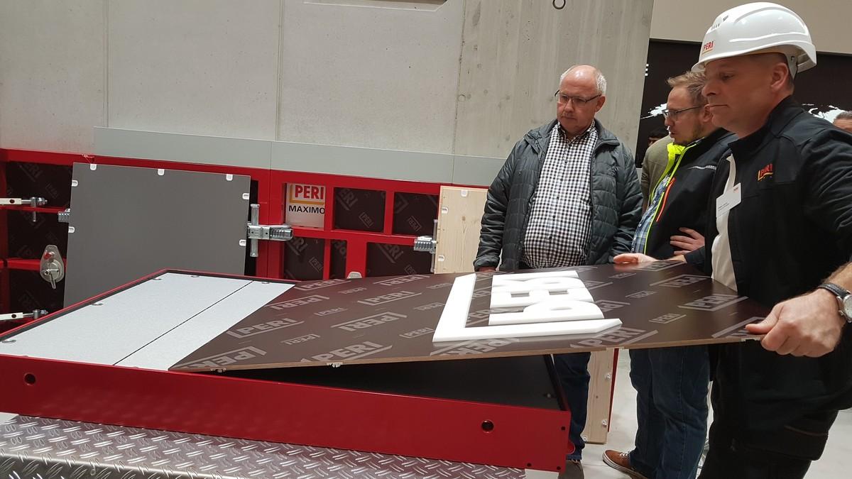 Einfacher Schalhautwechsel: Peri zeigte noch im Prototyp-Stadium ein System, bei dem die Schalhaut einfach eingeklickt wird. | Foto: B_I/bb