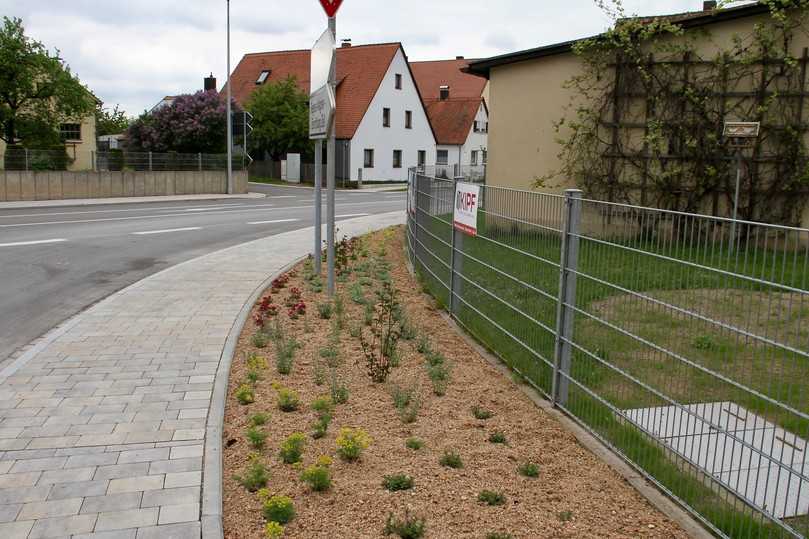 Neue Gehwege und attraktive Straßenbegleitflächen werten die Ortsdurchfahrt Unterrödel zusätzlich auf. | Foto: bs Neue Gehwege und attraktive Straßenbegleitflächen werten die Ortsdurchfahrt Unterrödel zusätzlich auf. | Foto: bs