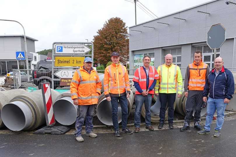 Zur Besprechung treffen sich auf der Baustelle Polier Frank Jagemann von der Blum-Bau GmbH; Jörg Schütz, Geschäftsführer Blum-Bau GmbH; Rüdiger Göbel, Außendienstmitarbeiter P.V. Betonfertigteilwerke GmbH; Planer Ulf Heinemann vom Ingenieurbüro Heinemann; Marcel Kohl und Heiko Weller, beide von den Verbandsgemeindewerken Puderbach. | Foto: P.V. Betonfertigteilwerke Zur Besprechung treffen sich auf der Baustelle Polier Frank Jagemann von der Blum-Bau GmbH; Jörg Schütz, Geschäftsführer Blum-Bau GmbH; Rüdiger Göbel, Außendienstmitarbeiter P.V. Betonfertigteilwerke GmbH; Planer Ulf Heinemann vom Ingenieurbüro Heinemann; Marcel Kohl und Heiko Weller, beide von den Verbandsgemeindewerken Puderbach. | Foto: P.V. Betonfertigteilwerke