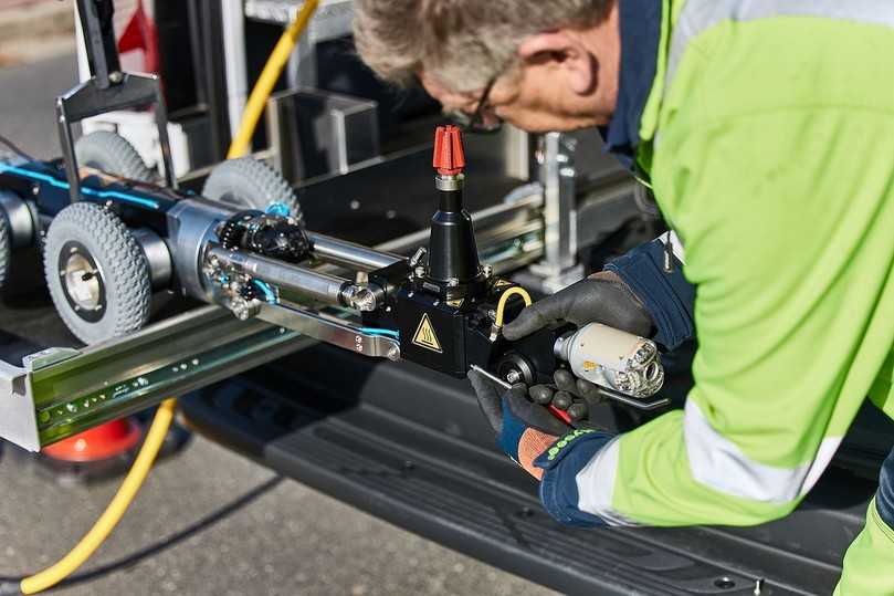 Hütchen und Manschetten setzen, Mörtel verpressen, Höchstdruckfräsen und Inspizieren – Aufgaben, die mit dem MicroGator Fahrzeugsystem für elektrisches Fräsen im Hauptkanal realisiert werden können. | Foto: IBAK, Oliver Maier Hütchen und Manschetten setzen, Mörtel verpressen, Höchstdruckfräsen und Inspizieren – Aufgaben, die mit dem MicroGator Fahrzeugsystem für elektrisches Fräsen im Hauptkanal realisiert werden können. | Foto: IBAK, Oliver Maier