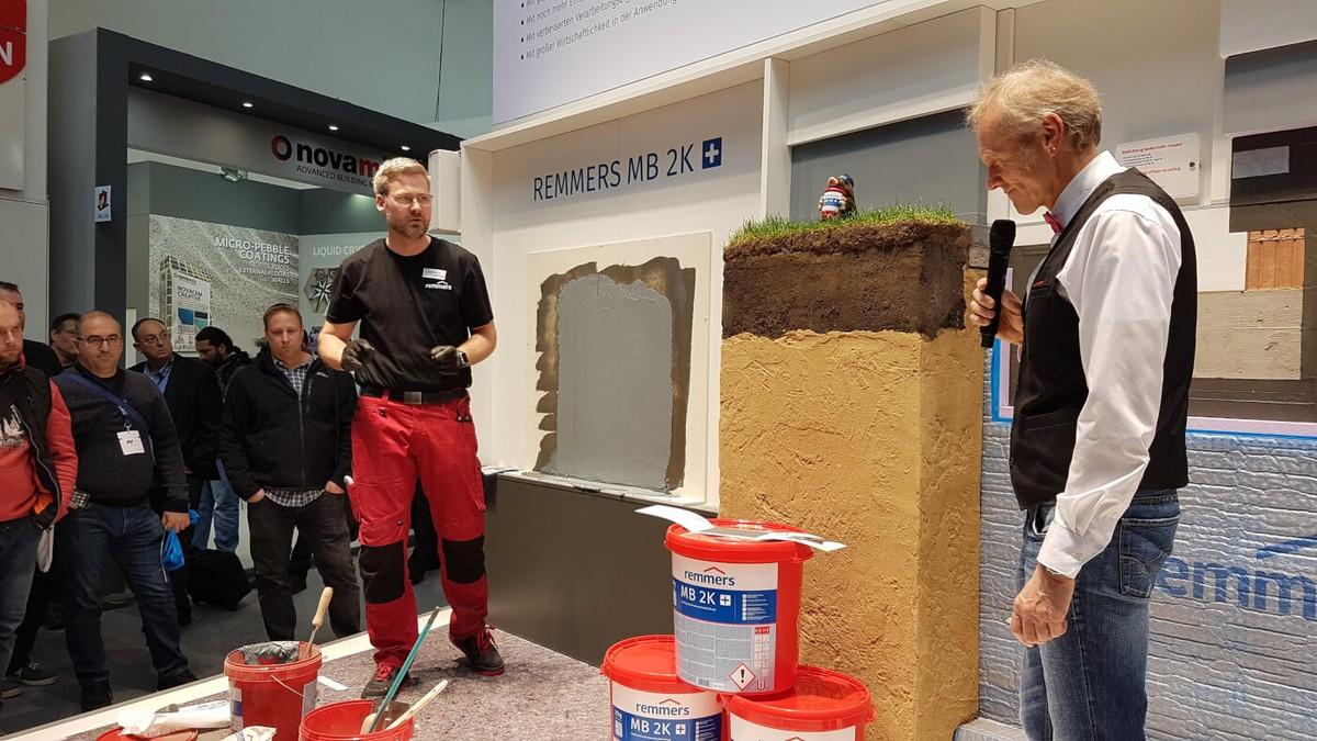 So kommt MB 2K an die Wand: Die Bauwerksabdichtung verbindet die Vorteile rissüberbrückender mineralischer Dichtungsschlämmen und Bitumendickbeschichtungen.