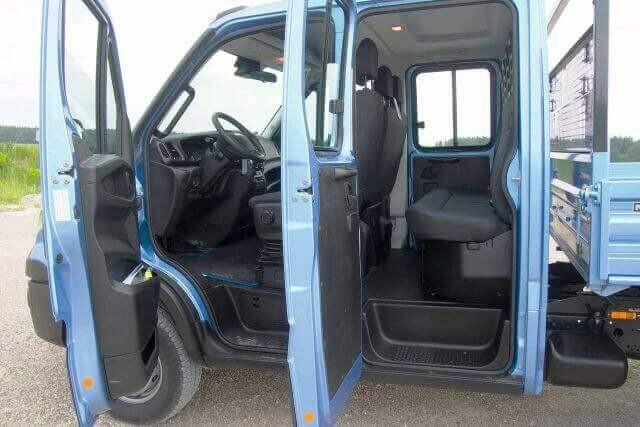 Siebensitzige Doppelkabine ab Werk: Praxistauglich für Handwerkerteams, kein Schnickschnack, aber guter Grundkomfort.