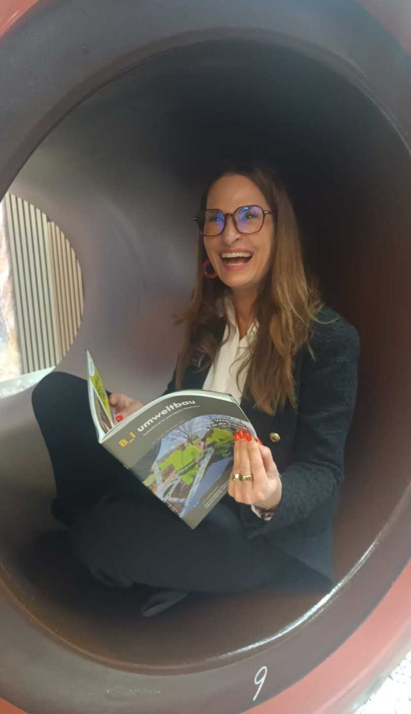 Auch im DN1000-Rohr macht Marketing Managerin Melanie Khazdouzian das Lesen Spaß. | Foto: Euro Sweillem