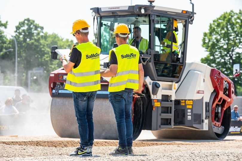 Die digitale Baustelle war auf der SaMoTer auch im Straßenbau ein Thema. Praxisnahe Vorführungen zogen die Besucher*innen in ihren Bann. | Foto: Veronafiere Die digitale Baustelle war auf der SaMoTer auch im Straßenbau ein Thema. Praxisnahe Vorführungen zogen die Besucher*innen in ihren Bann. | Foto: Veronafiere