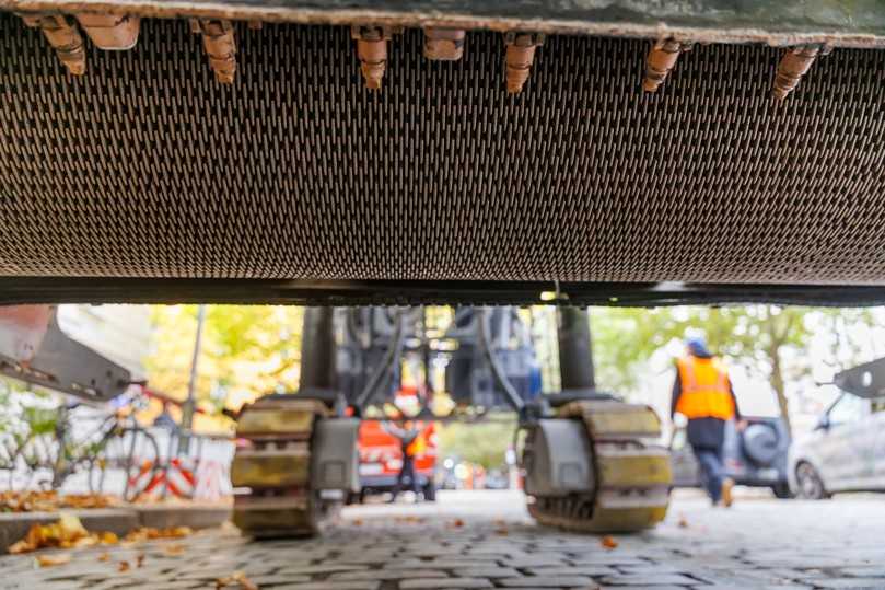 Unterhalb der Maschine arbeitet eine schnell rotierende Grinding-Welle, die mit Diamant-Schleifscheiben bestückt ist. | Foto: E. Feind Unterhalb der Maschine arbeitet eine schnell rotierende Grinding-Welle, die mit Diamant-Schleifscheiben bestückt ist. | Foto: E. Feind
