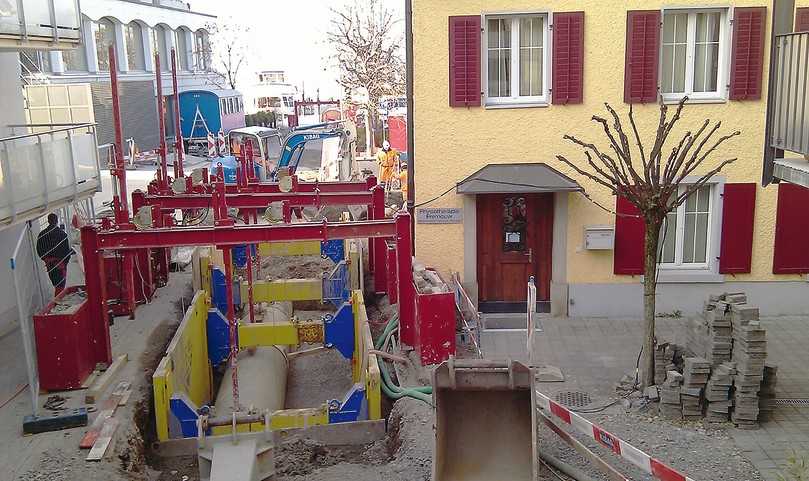 Dank der schmalen Grabenbreite ist der Tiefbau mit Flüssigboden selbst in den engsten Straßenabschnitten möglich. | Foto: RAL Gütegemeinschaft Flüssigboden e.V. Dank der schmalen Grabenbreite ist der Tiefbau mit Flüssigboden selbst in den engsten Straßenabschnitten möglich. | Foto: RAL Gütegemeinschaft Flüssigboden e.V.
