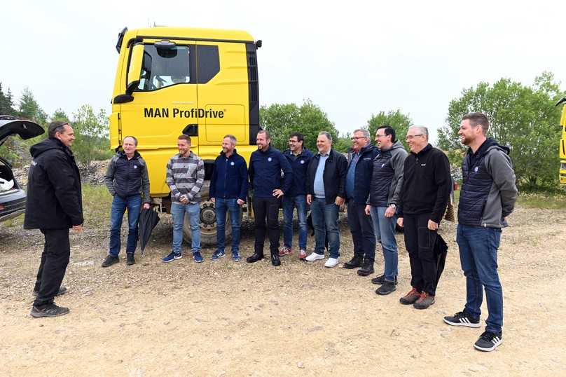 Bevor es im Gelände ernst wird, gibt Markus Ulbricht (ganz links) den zehn Kursteilnehmern noch ein paar Tipps mit auf den Weg. | Foto: QUATEX Bevor es im Gelände ernst wird, gibt Markus Ulbricht (ganz links) den zehn Kursteilnehmern noch ein paar Tipps mit auf den Weg. | Foto: QUATEX