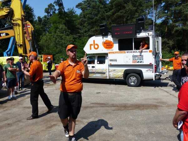 Hoch her ging es bei der Baumaschinen-Versteigerung von Ritchie Bros., die mit ihrer gekonnten Choreographie die Besucher begeisterten.