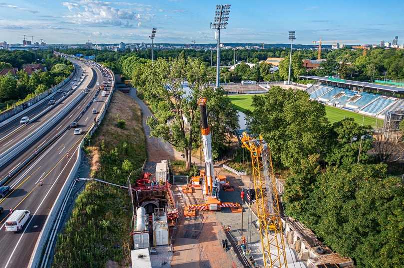 Eingriffe in die Autobahnböschung und in den Spielbetrieb des Riederwaldstadions konnten verhindert bzw. auf ein Minimum reduziert werden. | Foto: Sonntag Bau Eingriffe in die Autobahnböschung und in den Spielbetrieb des Riederwaldstadions konnten verhindert bzw. auf ein Minimum reduziert werden. | Foto: Sonntag Bau