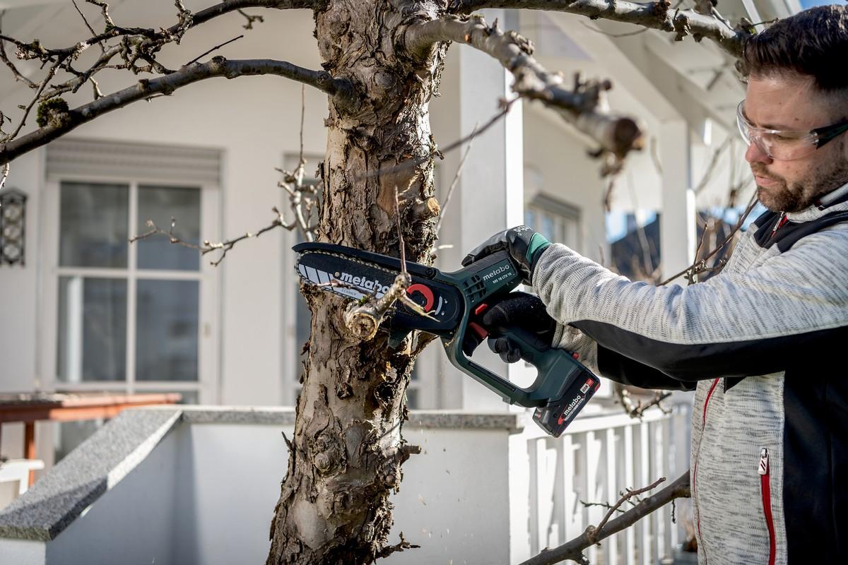 Durch die Schutzhaube, den Griffschutz und den Sicherheitsschalter gegen unbeabsichtigtes Starten ist sie sicher. Mit einer Akkuladung (18 V/2,0 Ah) schafft die MS 18 LTX 15 bis zu 60 Schnitte in Hartholz mit 80 Millimetern Durchmesser. | Foto: Metabo