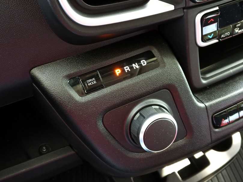 Drehregler zur Definition der Fahrtrichtung, gleich nebenan die Taste für den Fahrmodus. | Foto: Die letzten 20 Prozent Batteriekapazität ziehen sich hin, selbst an der Schnellladesäule. Drehregler zur Definition der Fahrtrichtung, gleich nebenan die Taste für den Fahrmodus. | Foto: Die letzten 20 Prozent Batteriekapazität ziehen sich hin, selbst an der Schnellladesäule.