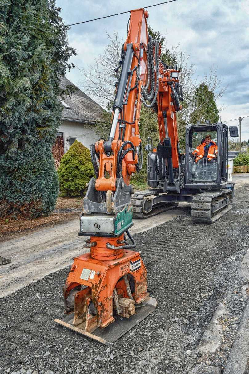 Sanierungsprojekt in einer Gemeinde: Mit dem Anbau-Verdichter läuft das Verfüllen des Grabens wie geschmiert. | Foto: Dieter Göllner Sanierungsprojekt in einer Gemeinde: Mit dem Anbau-Verdichter läuft das Verfüllen des Grabens wie geschmiert. | Foto: Dieter Göllner