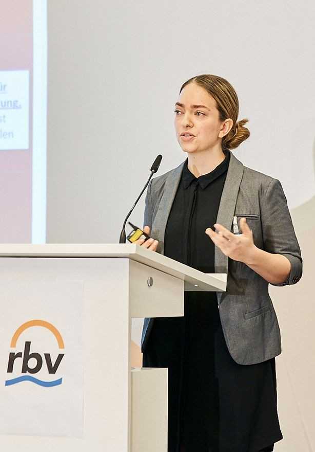 „Unternehmen machen überwiegend positive Erfahrungen bei der Einstellung von Geflüchteten“, teilte Kai von Lengerke, Netzwerk Unternehmen integrieren Flüchtlinge, ihre Eindrücke mit dem Auditorium. | Foto: rbv