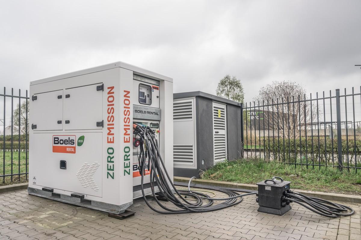 Das 400 Volt-Akkupaket mit 90 kVA und 128 kWh sorgt für eine nachhaltige Energieversorgung. Überschüssige Energie aus Solarzellen oder einem Generator wird gespeichert und als saubere Energie abgegeben. | Foto: Boels Rental