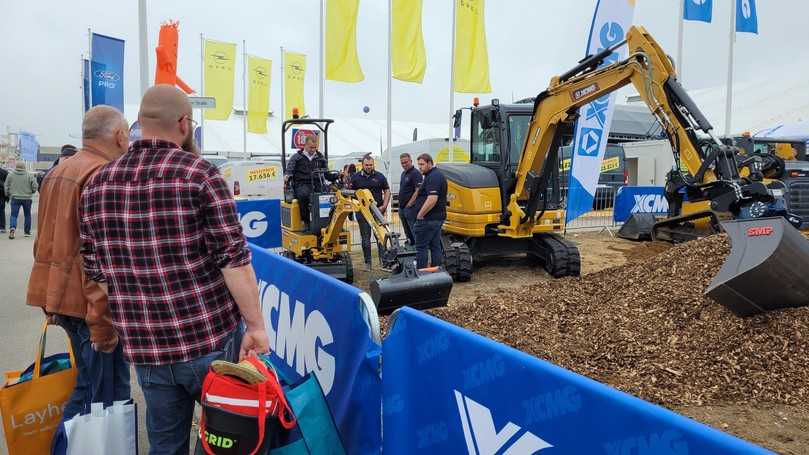 Faszinierende Technik: Die Besucherinnen und Besucher der NordBau 2025 erlebten Baumaschinen-Neuheiten und auch den einen oder anderen neuen Aussteller. | Foto: B_I MEDIEN/Brinkmeier Faszinierende Technik: Die Besucherinnen und Besucher der NordBau 2025 erlebten Baumaschinen-Neuheiten und auch den einen oder anderen neuen Aussteller. | Foto: B_I MEDIEN/Brinkmeier