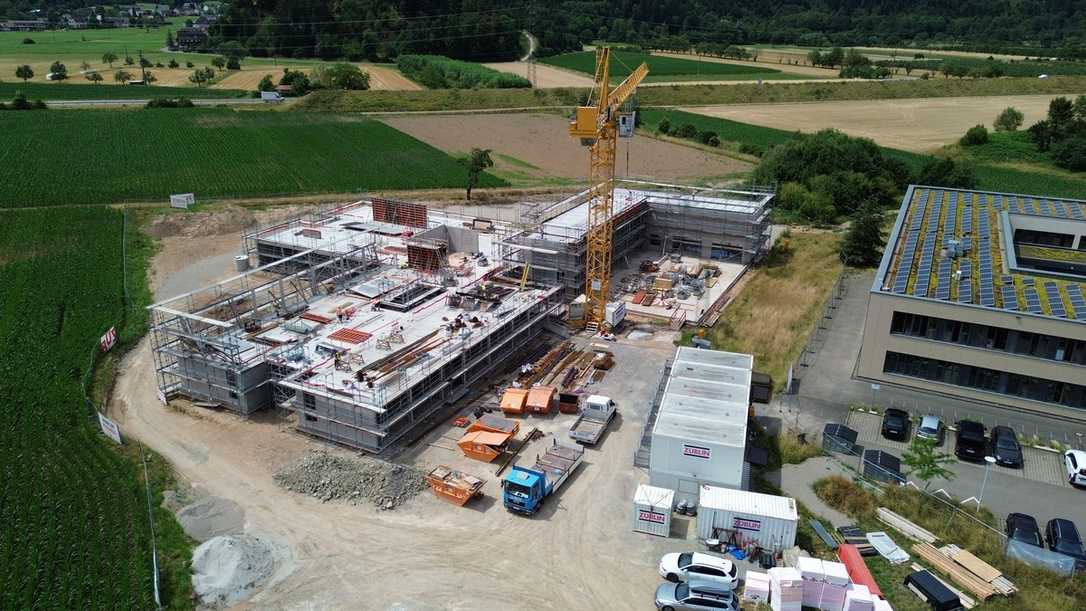 Sichtbeton im Schulbau: Züblin nutzt Paschal-Schalung für hohe Wände