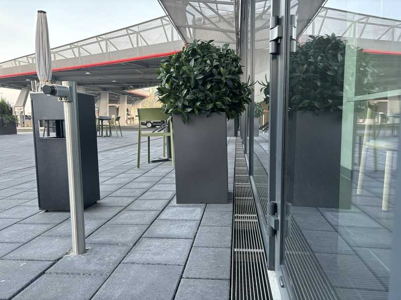 Barrierefreie Fassadenentwässerung vor Glasfassaden | Foto: Aco