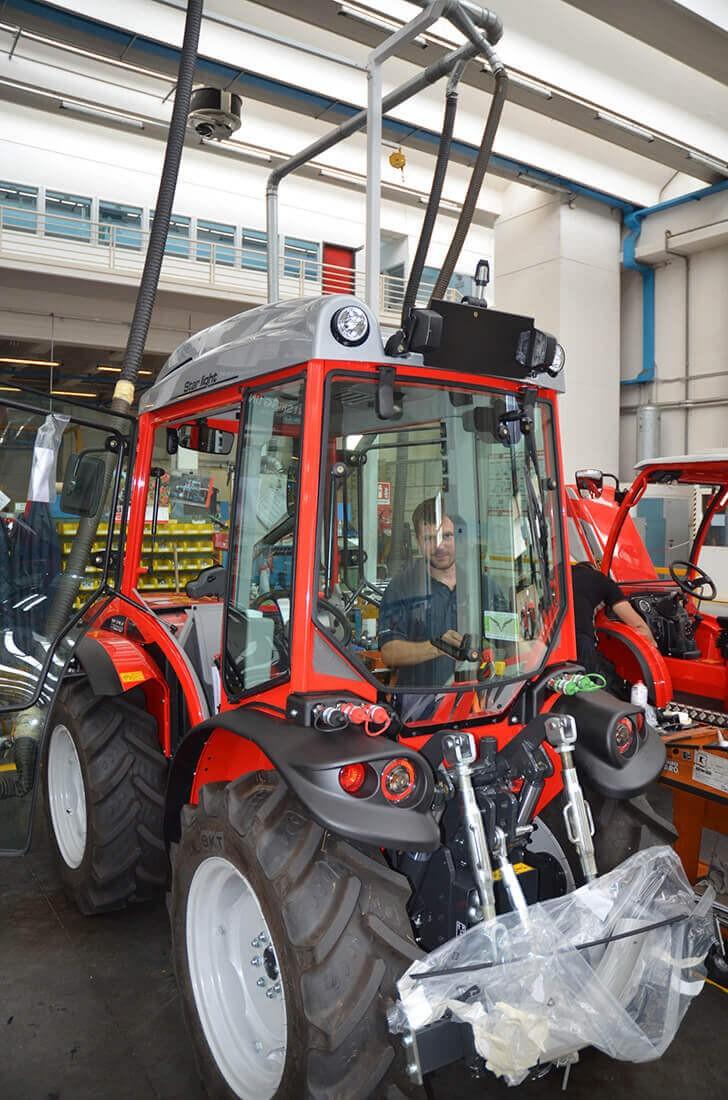 Kurz vor der Auslieferung: Ein Modell mit drehbarem Fahrerstand beim Einbau spezieller Kundenwünsche. Carraro gibt bis zu 4 Jahre Garantie auf seine Traktoren und Kommunalmaschinen.