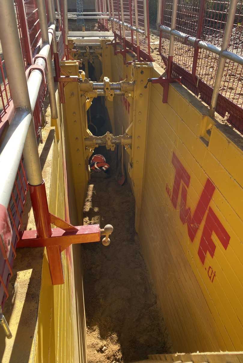 Einsatz der TWF XL-Verbauboxen in Leverkusen. Die Baugrubenabsicherung erfolgt mit Absturzsicherungen und Zaunelementen sowie Einsatz der Grabenbrücke zum sicheren Überqueren des Grabens, ebenfalls von TWF. | Foto: TWF Tiefbautechnik Einsatz der TWF XL-Verbauboxen in Leverkusen. Die Baugrubenabsicherung erfolgt mit Absturzsicherungen und Zaunelementen sowie Einsatz der Grabenbrücke zum sicheren Überqueren des Grabens, ebenfalls von TWF. | Foto: TWF Tiefbautechnik