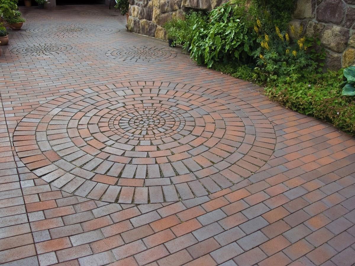 Spannende Muster im Klinkerpflaster: Dynamik trotzdem ausgestrahlte Ruhe in einer Gartenanlage in Nossen. | Foto: Vandersanden