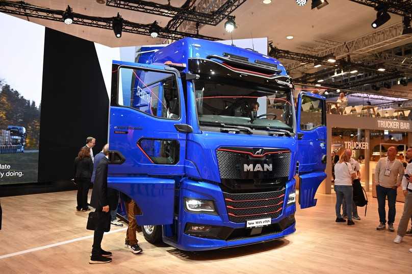 Der MAN eTGX der neuen Generation hat eine um 120 Millimeter verlängerte Front, einen abgesenktem Frontscheibenrahmen und Bordsteinfenster in der Beifahrertür. | Foto: FH
