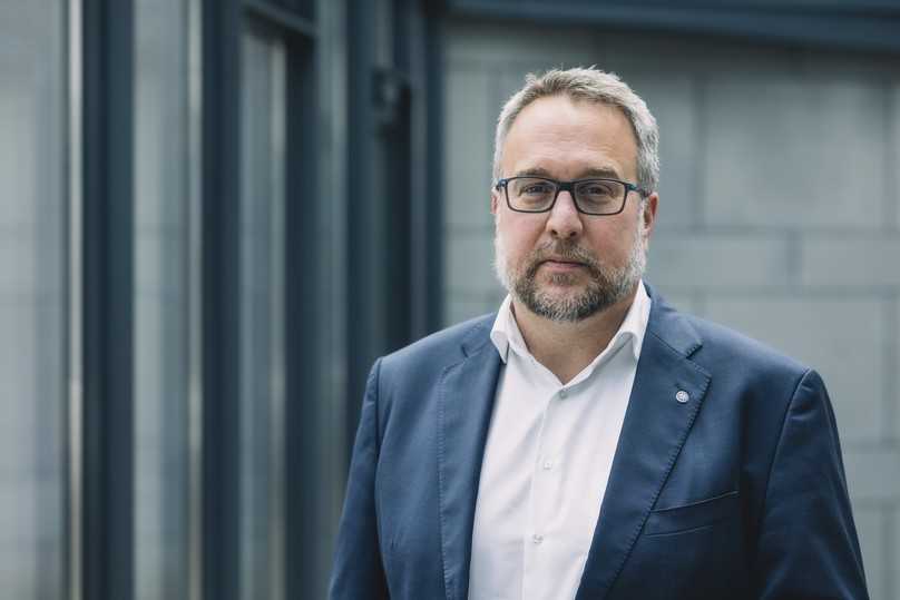 „Altbauten sind ein Millionen Tonnen schweres Asbest-Lager. Die krebserregende Mineralfaser steckt in vielen Baustoffen." Bauarbeiter und Heimwerker müssten wissen, wie man sich davor schützt, meint Carsten Burckhardt, Bundesvorstand der IG Bau | Foto: IG Bau „Altbauten sind ein Millionen Tonnen schweres Asbest-Lager. Die krebserregende Mineralfaser steckt in vielen Baustoffen." Bauarbeiter und Heimwerker müssten wissen, wie man sich davor schützt, meint Carsten Burckhardt, Bundesvorstand der IG Bau | Foto: IG Bau