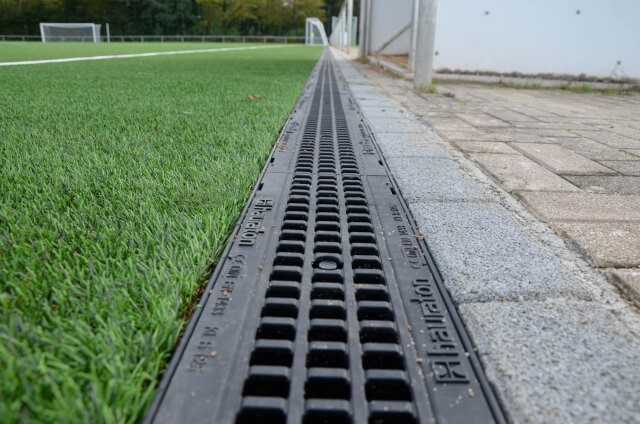 Die am Spielfeldrand entstehende Filterfläche summiert sich auf dem Sportplatz in Bühl auf über 20 Quadratmeter. Dadurch können große Feststoffmengen aufgenommen und zurückgehalten werden.